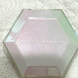 New Fenty beauty Diamond Bomb Holo at me highlighter.